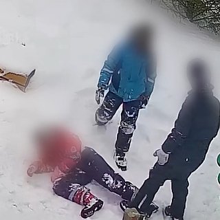 В России три мальчика два часа истязали девятилетнюю девочку
