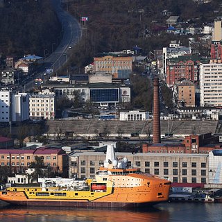 Во Владивостоке загорелся уникальный ледокол