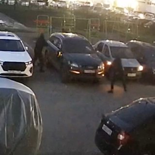 Неизвестные в масках разбили топором машину россиянина