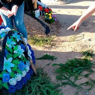 В российском городе девушка и два парня разгромили могилы участников СВО